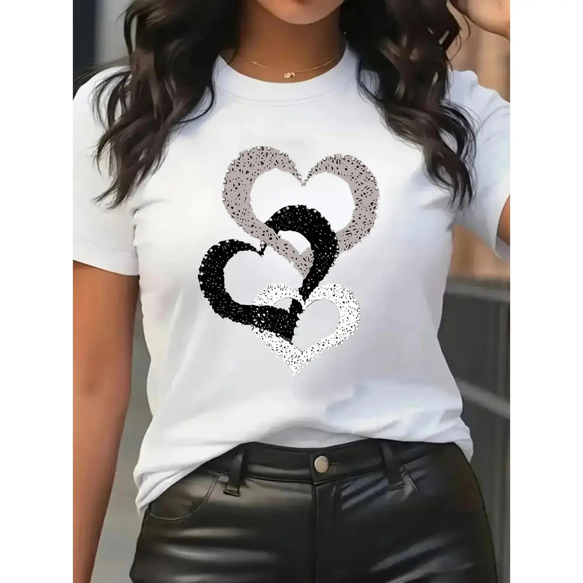 Women Intertwined Dotted Heart Graphic T‑Shirt, Crew Neck Short Sleeve  Tee, Black White Gray Sketch Heart Print, Casual All‑Season Top for Ladies